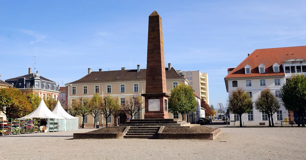 Huningue: Place Abbatucci, avec la Passerelle des Trois Pays en arrière-plan